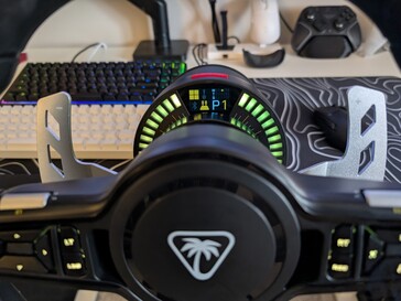 Race Management Display (RMD) med RGB LED-ring som flankerar den.