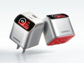 Ugreen X740 45W GaN-laddare har en vinklad smart display.