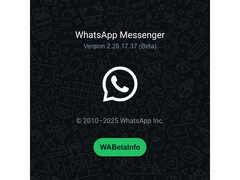 En stänkskärm med en upptagen grön bakgrund och WhatsApp-logotyp som nämner numret på den senaste beta-byggnaden. (Bildkälla: @WABetaInfo på X)