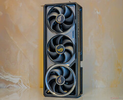 ROG Astral RTX 5080 OC använder ett kylsystem med fyra axialfläktar