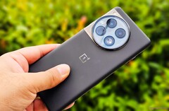 En OnePlus 12 i svart