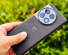 En OnePlus 12 i svart