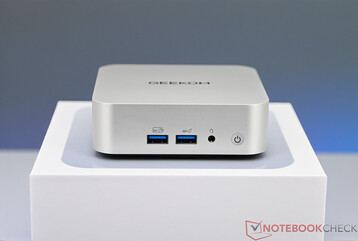 Geekom A8 - Portar på frontpanelen