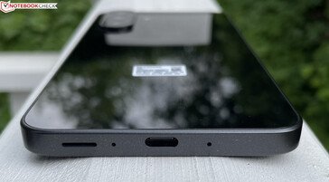 Nederst: högtalare, mikrofoner, USB-C 2.0 (bildkälla: Manuel Masiero)