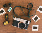 Utvecklarens nya funktion för Fujfilm-kameror kommer att byggas in i den befintliga Fujistyle-appen. På bilden - Fujfilm X100V-kameran tillsammans med olika filmrullar. (Bildkälla: Fuji X Weekly)