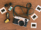 Utvecklarens nya funktion för Fujfilm-kameror kommer att byggas in i den befintliga Fujistyle-appen. På bilden - Fujfilm X100V-kameran tillsammans med olika filmrullar. (Bildkälla: Fuji X Weekly)