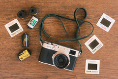 Utvecklarens nya funktion för Fujfilm-kameror kommer att byggas in i den befintliga Fujistyle-appen. På bilden - Fujfilm X100V-kameran tillsammans med olika filmrullar. (Bildkälla: Fuji X Weekly)