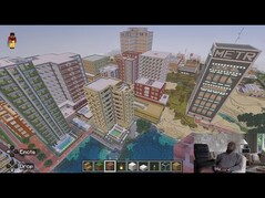 Mike Tomlin har byggt en hel stad i Minecraft, komplett med en tät skyline och ett brett utbud av byggnader.