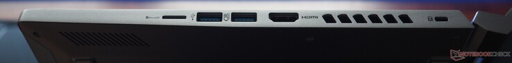 Höger sida: microSD, 2x USB-A 3.1 Gen 2, HDMI 2.1, Kensington Lock