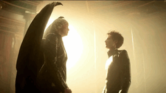 Lucifer och Dream möts i ett ögonblick av gudomlig spänning; en av många visuellt slående konfrontationer i The Sandman säsong 2. (Bildkälla: Netflix)