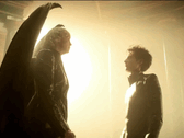 Lucifer och Dream möts i ett ögonblick av gudomlig spänning; en av många visuellt slående konfrontationer i The Sandman säsong 2. (Bildkälla: Netflix)