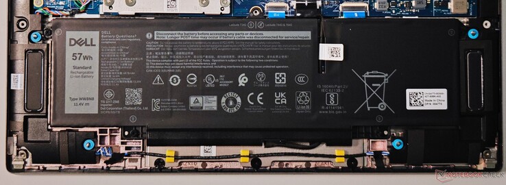 Batteriet på 57 Whr ger tillräckligt med backup för att klara en genomsnittlig arbetsdag