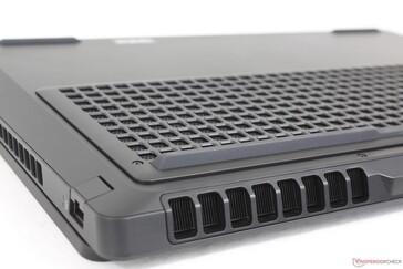 Gott om ventilationsgaller längs baksidan, sidorna och bottenpanelen