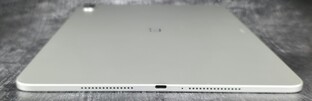 Höger sida av höljet (högtalare, USB-port, mikrofon, högtalare)