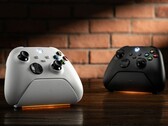 8BitDo Ultimate Charging Dock för Xbox-kontroller i vitt och svart.