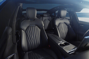 Xiaomi SU7 (2026) i den nya färgen Capri Blue: Den elektriska sportsedanen får mer än bara en mindre ansiktslyftning. (Bildkälla: Xiaomi)