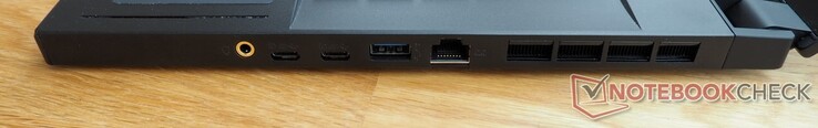 Höger sida: Ljuduttag, 2x USB-C 3.2 Gen 2 inkl. DisplayPort, USB-A 3.2 Gen 2, RJ45 LAN