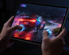 Den 13-tums Legion Y900 gaming tablet kommer att vara utrustad med Snapdragon 8 Elite Gen 5. På bilden: en kampanjbild som visar surfplattan med ett racingspel. 