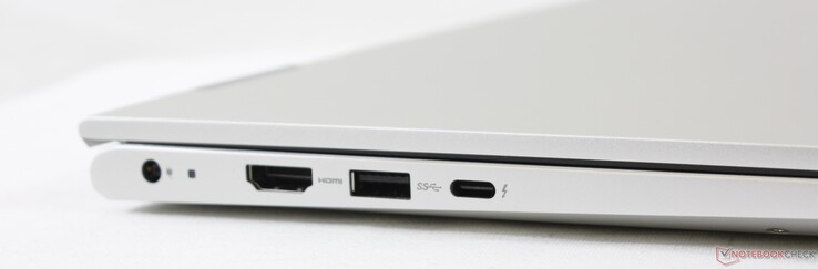 Vänster: AC-adapter, HDMI 2.0, USB-A 3.2 Gen. 1, USB-C med Thunderbolt 4 + Power Delivery och DisplayPort