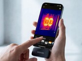 Risions senaste värmekamera använder smarttelefonens kamera för att förbättra bildkvaliteten.