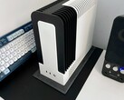Monochrome 2 är en fläktlös AMD Ryzen AI Max+ 395-driven SFF-dator. (Bildkälla: TheJiral via smallformfactor.net)