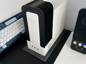 Monochrome 2 är en fläktlös AMD Ryzen AI Max+ 395-driven SFF-dator. (Bildkälla: TheJiral via smallformfactor.net)
