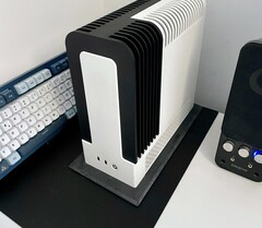Monochrome 2 är en fläktlös AMD Ryzen AI Max+ 395-driven SFF-dator. (Bildkälla: TheJiral via smallformfactor.net)