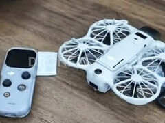 DJI Neo 3 bredvid sin RC Mini-fjärrkontroll, från höger till vänster.