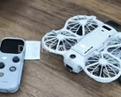 DJI Neo 3 bredvid sin RC Mini-fjärrkontroll, från höger till vänster.