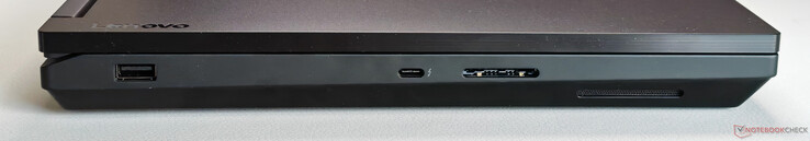 Vänster: USB-A 3.2 Gen.2 (10 Gbit/s), USB-C 4.0 med Thunderbolt 4 (40 Gbit/s, DisplayPort 2.1, 180W Power Delivery), SD-kortläsare (SD Express 8.0)