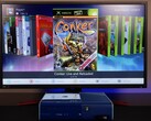  En moddad blå Xbox 360 som kör en anpassad homebrew-instrumentpanel på en bildskärm och visar spelet "Conker: Live and Reloaded" tillsammans med andra Xbox- och emulatortitlar. (Bildkälla: Modern Vintage Gamer på YouTube)