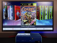 En moddad blå Xbox 360 som kör en anpassad homebrew-instrumentpanel på en bildskärm och visar spelet &quot;Conker: Live and Reloaded&quot; tillsammans med andra Xbox- och emulatortitlar. (Bildkälla: Modern Vintage Gamer på YouTube)