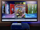  En moddad blå Xbox 360 som kör en anpassad homebrew-instrumentpanel på en bildskärm och visar spelet "Conker: Live and Reloaded" tillsammans med andra Xbox- och emulatortitlar. (Bildkälla: Modern Vintage Gamer på YouTube)