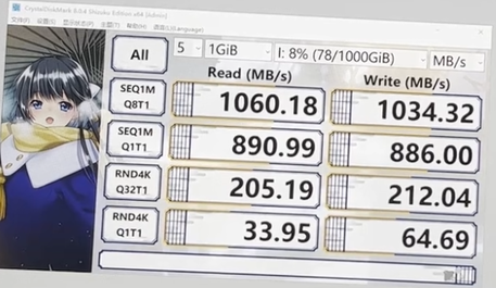 CrystalDiskMark 8-resultat från Dockcases livevideo. Resultaten visar att höljet har fullt stöd för USB 3.2 Gen 2-hastigheter. (Bild via Dockcase)