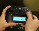Hands-on på Gamescom: Denna handkontroll är utrustad med en skärm, ett operativsystem och ett Raspberry Pi-chip
