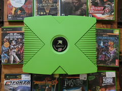 En grönfärgad Xbox med 10 retro Xbox-titlar på bild