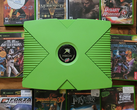 En grönfärgad Xbox med 10 retro Xbox-titlar på bild