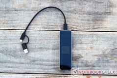 Den medföljande USB-C/Type-A-kombinationskabeln är också välgjord.