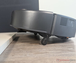 Robotdammsugaren reser sig upp framför hinder