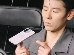 En annan läcka visar den förmodade omdesignade baksidan av OnePlus 13T (Bildkälla: 纵有西风起 på Weibo)