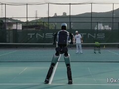 Ubtech Walker S2 humanoid spelar tennis (Bildkälla: Ubtech Robotics på YouTube)