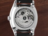 Baksidan av Timex Marlin Chatham Automatic som visar dess automatiska Miyota-urverk genom den transparenta boettbaksidan