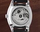 Baksidan av Timex Marlin Chatham Automatic som visar dess automatiska Miyota-urverk genom den transparenta boettbaksidan
