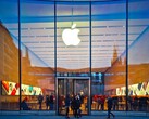 Vy från utsidan av Apple Store med logotyp och kunder inuti (Bildkälla: Pixabay)