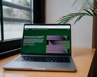 En bärbar dator på ett skrivbord vid ett fönster med OpenAI ChatGPT:s webbplats öppen på skärmen