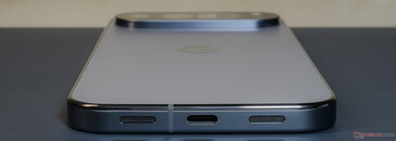 Nedtill: Högtalare, USB 3.2 typ C, mikrofon