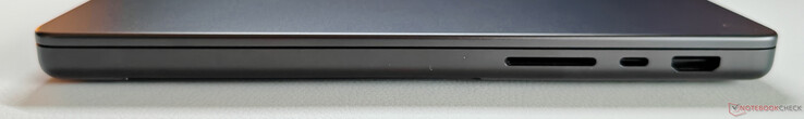 Höger sida: SD-kortläsare, USB-C 4.0 med Thunderbolt 4 (40 Gbit/s, DisplayPort ALT-läge, Power Delivery), HDMI-utgång