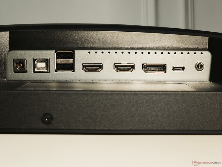 Från vänster till höger: DC-in, USB typ-B uppströms, 2x USB typ-A, 2x HDMI 2.1-ut, 1x DisplayPort 1.4a-ut, USB typ-C (med DisplayPort Alt-läge och 65 W Power Delivery), hörlursutgång