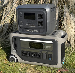 Anker Solix F3000 är betydligt större än Bluetti Elite 300, men också mer kraftfull.