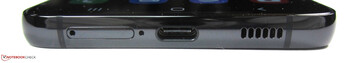 Botten: Dubbla SIM-kort, mikrofon, USB-C 3.1 Gen.1, högtalare